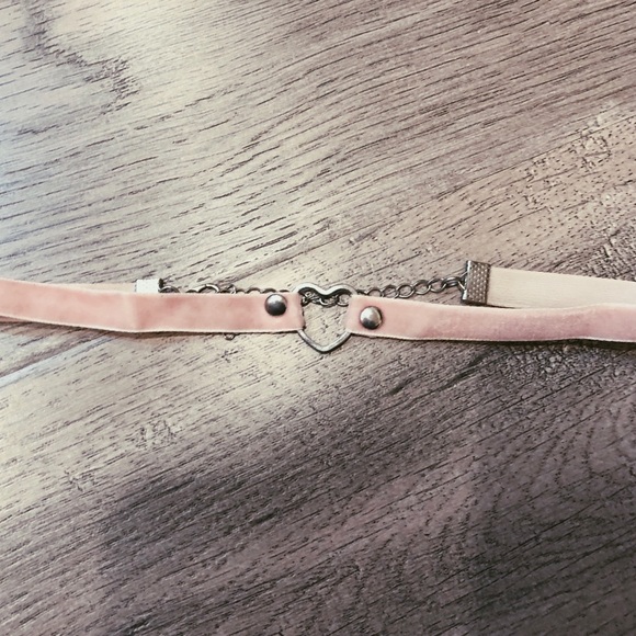 Vintage Jewelry - SOLD✨Pink heart choker